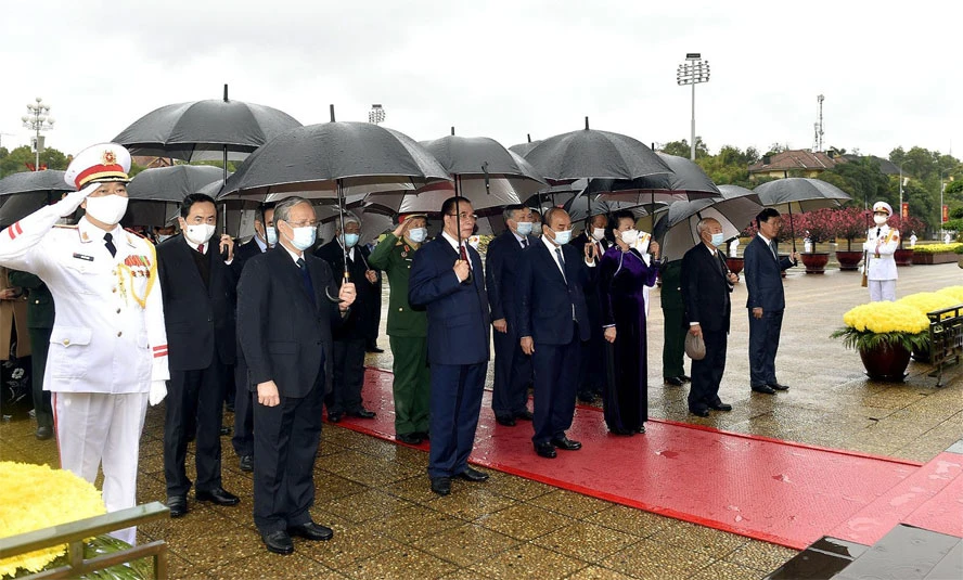 Lãnh đạo Đảng, Nhà nước viếng Chủ tịch Hồ Chí Minh và tưởng niệm các Anh hùng liệt sĩ ảnh 3 Lãnh đạo Đảng, Nhà nước viếng Chủ tịch Hồ Chí Minh và tưởng niệm các Anh hùng liệt sĩ ảnh 3