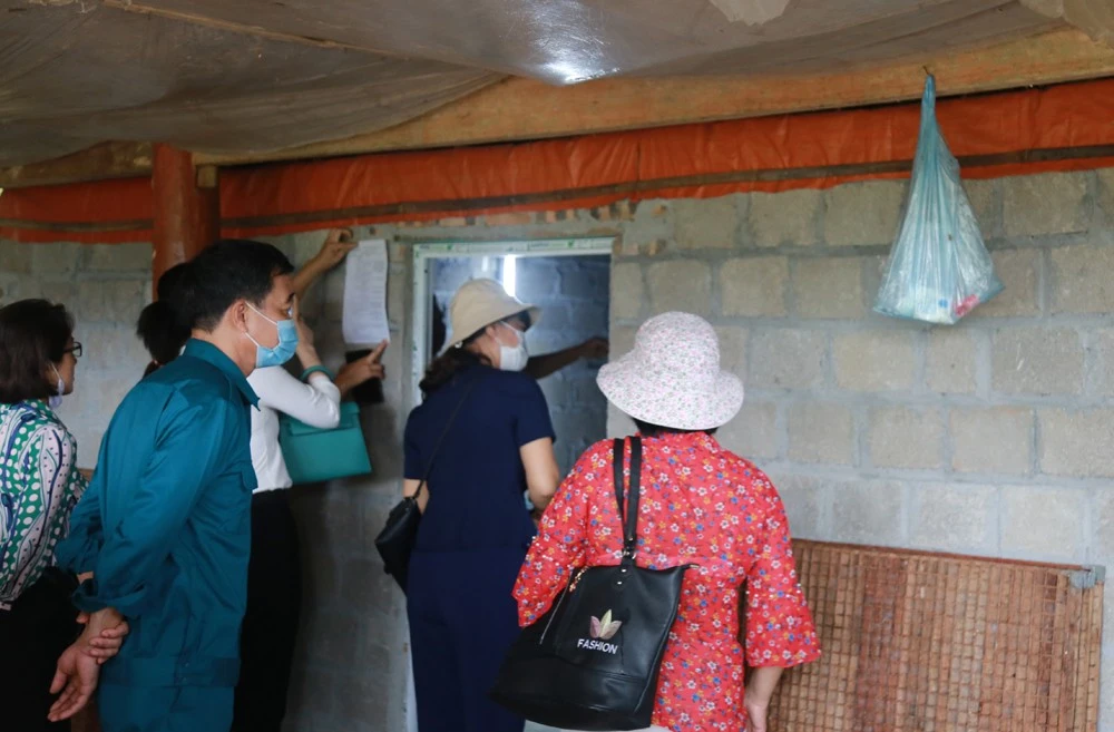 Cán bộ Trung tâm Nghiên cứu Dâu tằm tơ Trung ương khảo sát, trao đổi kỹ thuật nuôi tằm với các hộ dân xã Nghĩa Đô.