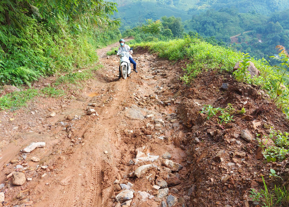 Đường lên điểm trường Séo Phìn Than. Đường lên điểm trường Séo Phìn Than.