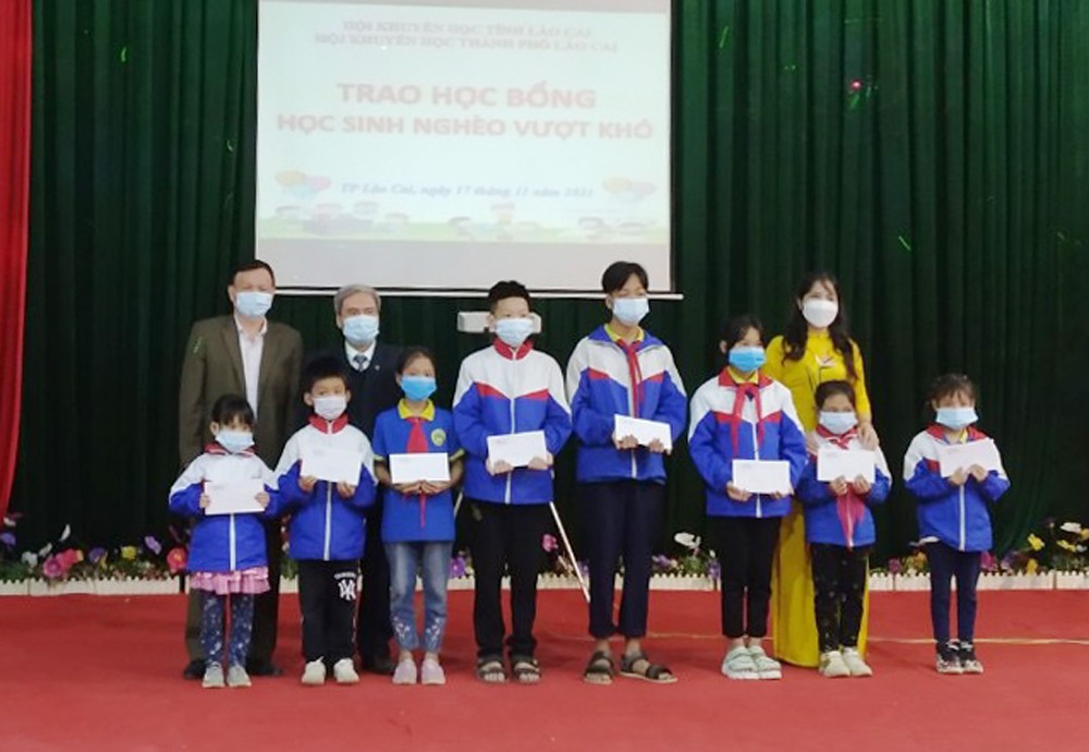 Hội Khuyến học tỉnh trao học bổng cho học sinh Trường Tiểu học và Trung học cơ sở xã Đồng Tuyển, thành phố Lào Cai.