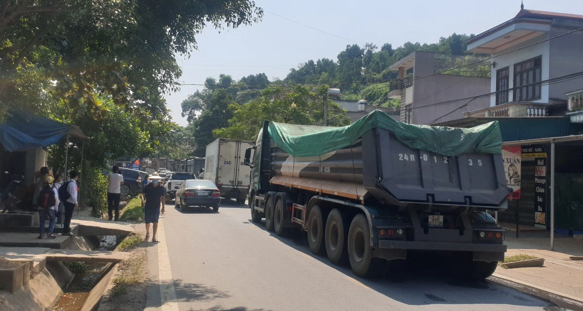 Đoàn xe tải ách tắc trên Quốc lộ 4E nhiều giờ liền.