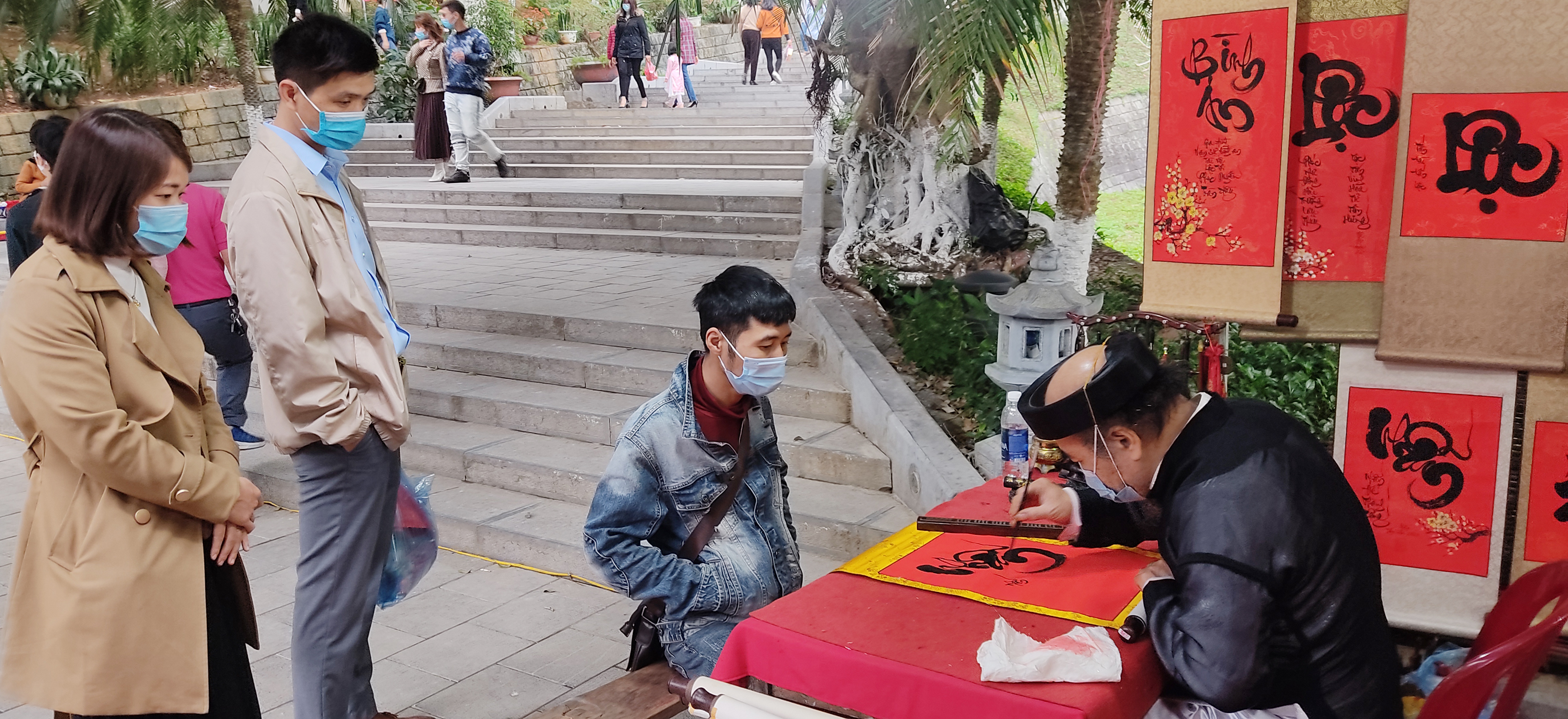 Người dân đến Đền Thượng cầu bình an cho gia đình. Chọn mua lễ vào đền, chùa. Đi hành lễ dịp đầu năm là nét văn hóa truyền thống tốt đẹp của người Việt từ xưa tới nay. Mùng 1 Tết Tân Sửu 2021, các đền, chùa ở thành phố Lào Cai và huyện Bảo Yên có nhiều người dân đổ về hành lễ cầu an. Tại các đền, chùa đều có biển yêu cầu người dân tuân thủ các biện pháp phòng, chống dịch. Việc hành lễ của người dân trong không khí bình yên và tuân thủ các quy định về phòng, chống dịch. Xin chữ đầu năm là nét văn hoá của người Việt Nam.