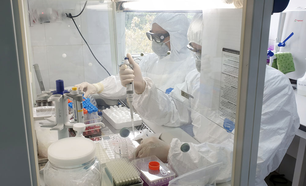 Các y, bác sỹ ngành y tế Lào Cai đã có thành tích xuất sắc trong công tác phòng, chống dịch bệnh. (Trong ảnh, các bác sỹ Trung tâm Kiểm soát bệnh tật tỉnh xét nghiệm tìm virus SARS-CoV-2 trong mẫu bệnh phẩm). Các y, bác sỹ ngành y tế Lào Cai đã có thành tích xuất sắc trong công tác phòng, chống dịch bệnh. (Trong ảnh, các bác sỹ Trung tâm Kiểm soát bệnh tật tỉnh xét nghiệm tìm virus SARS-CoV-2 trong mẫu bệnh phẩm).