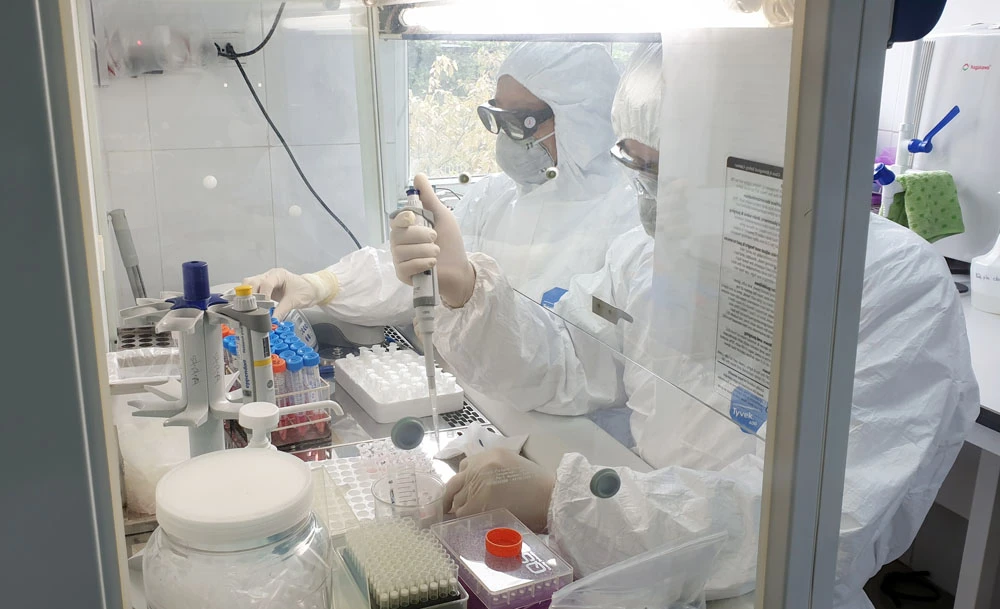 Các y, bác sỹ ngành y tế Lào Cai đã có thành tích xuất sắc trong công tác phòng, chống dịch bệnh. (Trong ảnh, các bác sỹ Trung tâm Kiểm soát bệnh tật tỉnh xét nghiệm tìm virus SARS-CoV-2 trong mẫu bệnh phẩm).