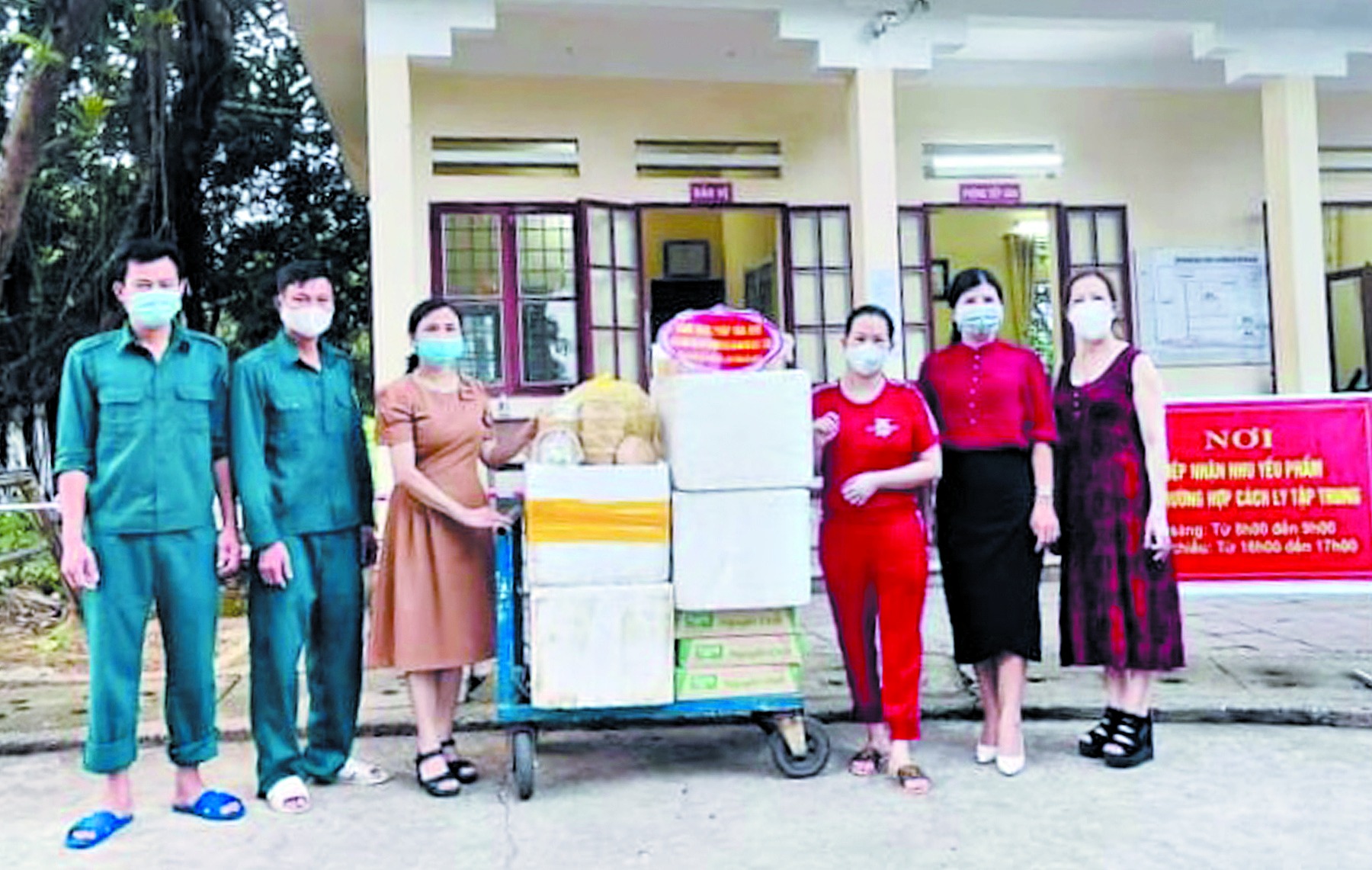 Hội Người cao tuổi phường Cốc Lếu tặng nhu yếu phẩm cho khu cách ly y tế. Hội Người cao tuổi phường Cốc Lếu tặng nhu yếu phẩm cho khu cách ly y tế.