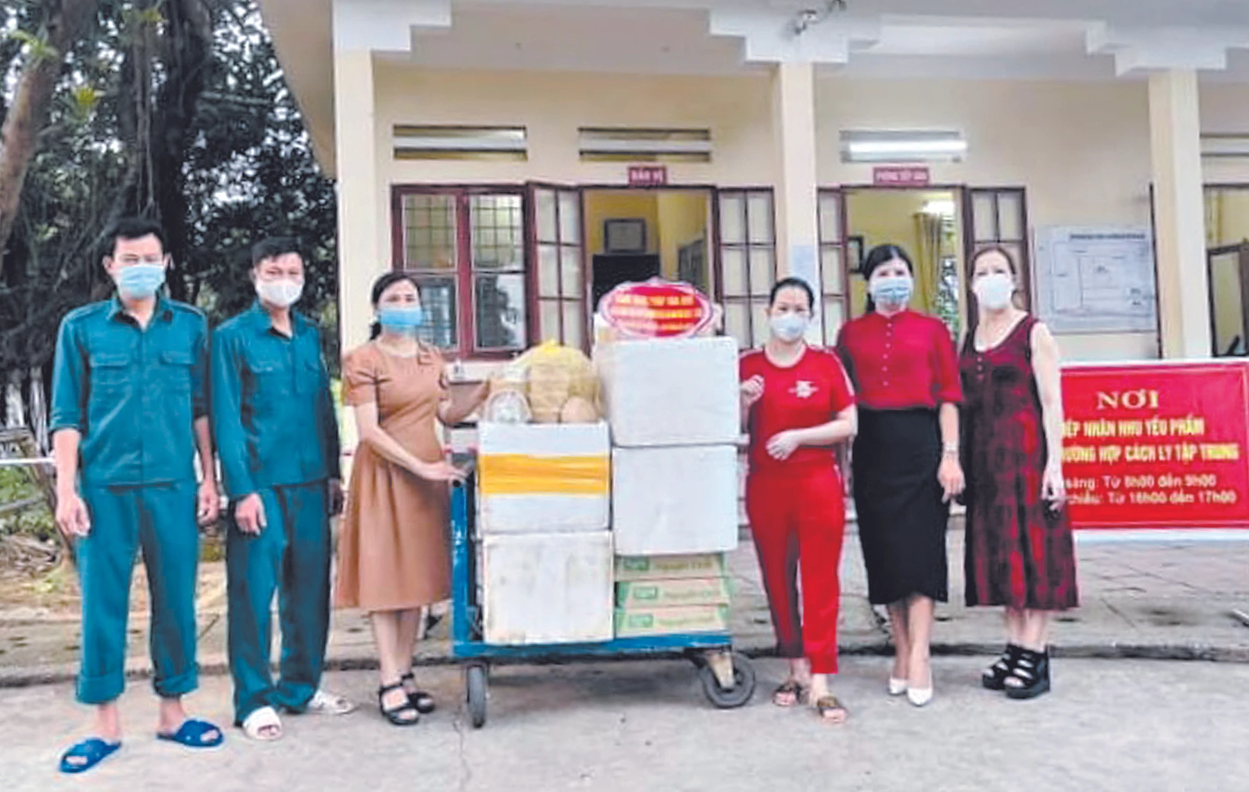 Hội Người cao tuổi phường Cốc Lếu tặng nhu yếu phẩm cho khu cách ly y tế.