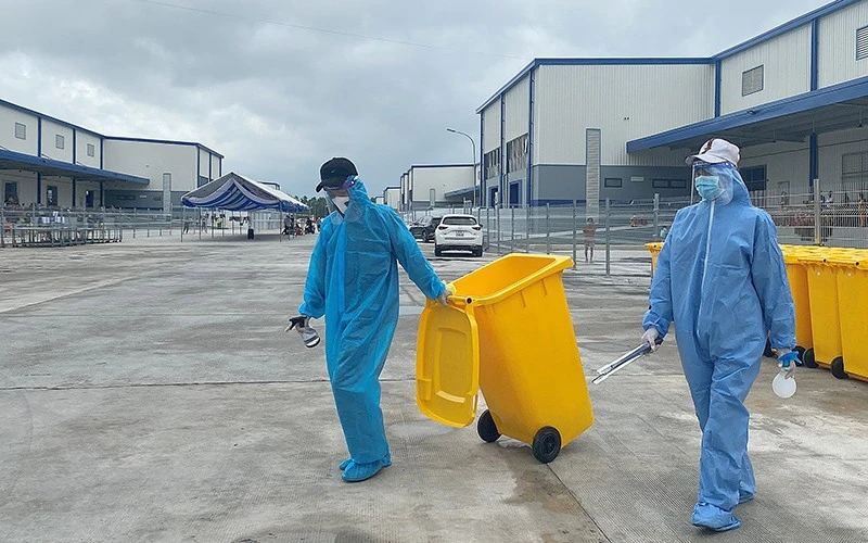 Các F0 khỏi bệnh hỗ trợ dọn vệ sinh trong Khu điều trị bệnh nhân Covid-19 Thới Hòa.