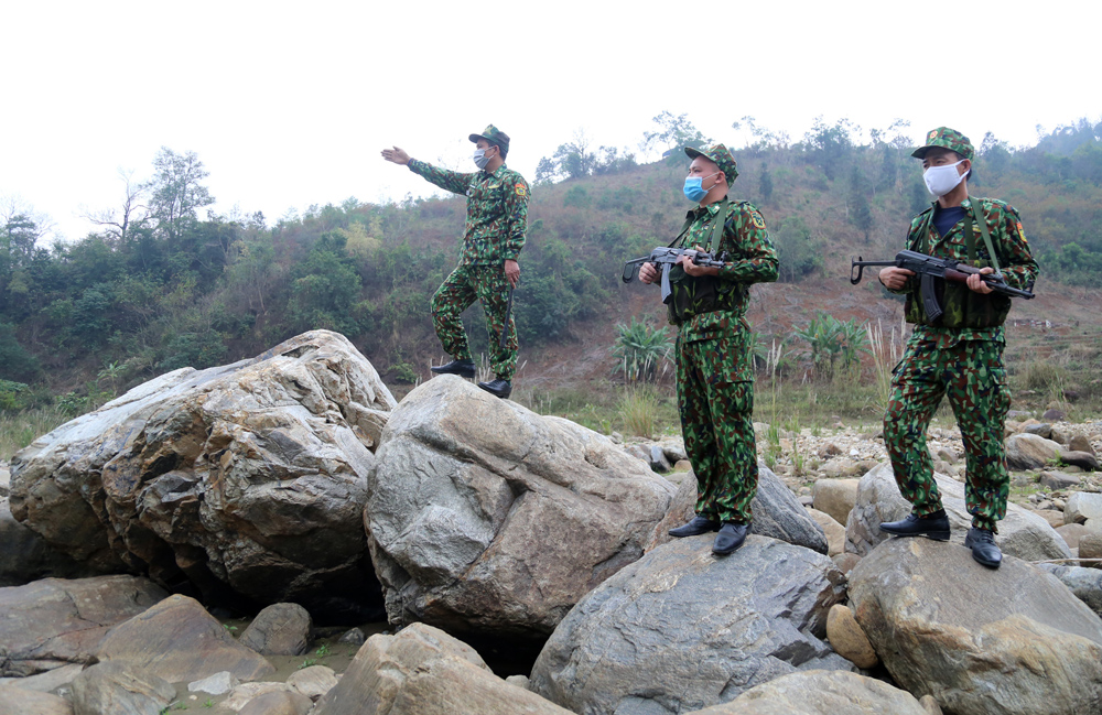 Cán bộ, chiến sỹ chốt biên phòng số 5 Phù Lao Chải trên đường tuần tra biên giới.