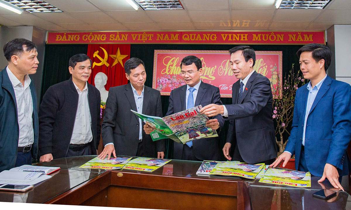 Bí thư Tỉnh ủy Đặng Xuân Phong đánh giá cao nội dung số báo đặc biệt mừng Xuân Tân Sửu 2021 của Báo Lào Cai.