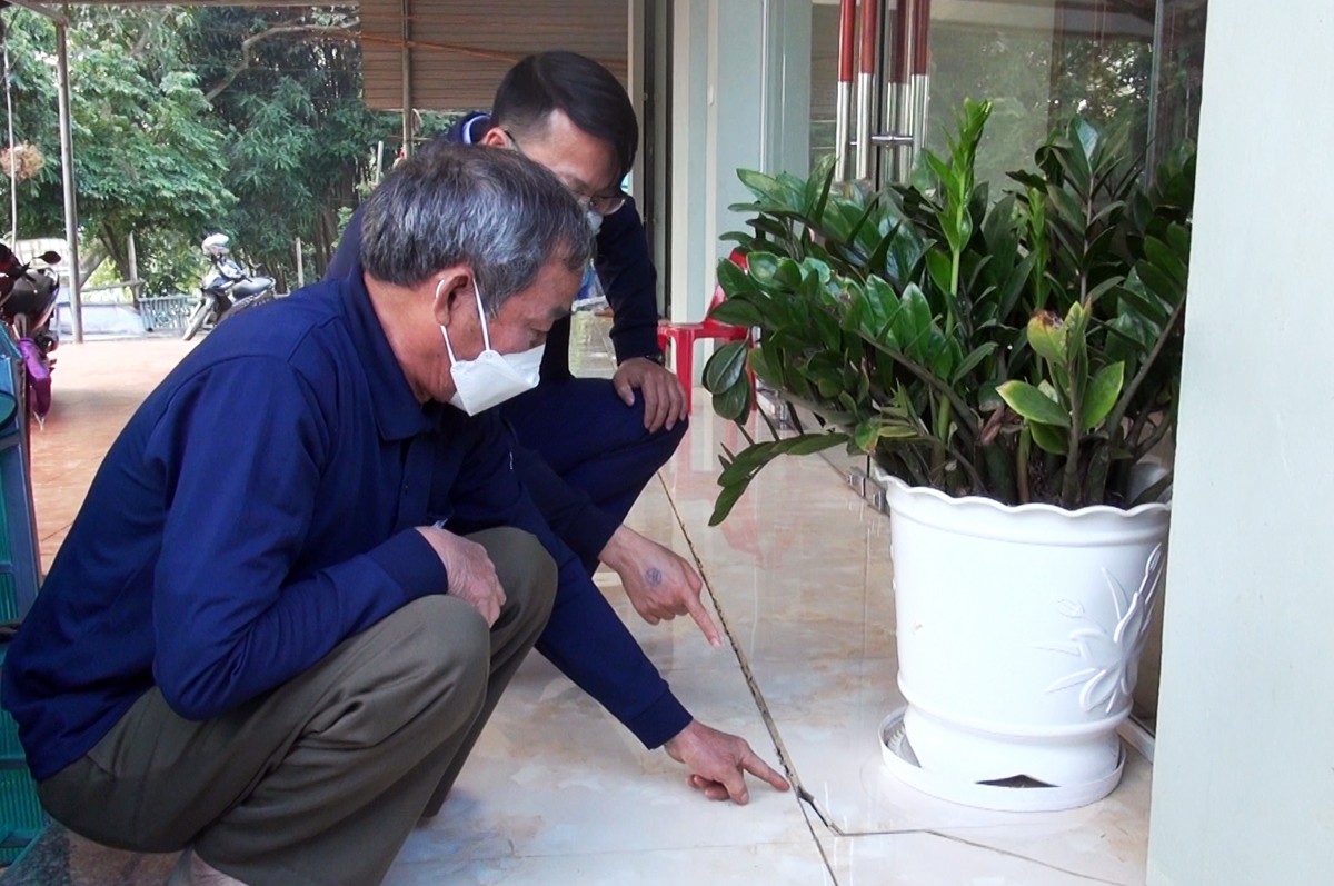 Căn nhà mới xây của hộ ông Vũ Hồng Hiền (Tổ 6B, thị trấn Phố Ràng) bị lún nền và nứt tường.