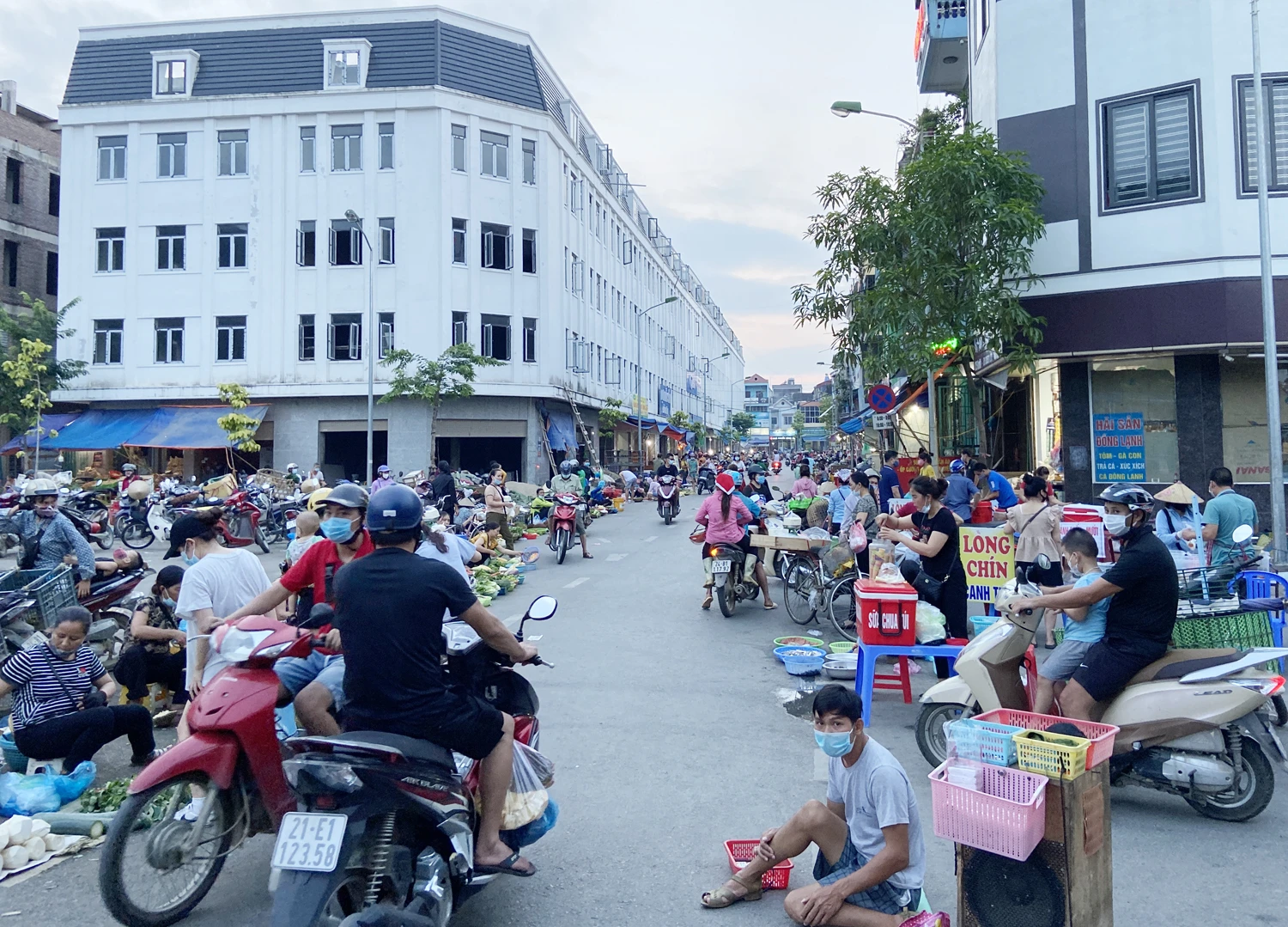 Người dân bày bán hàng kín đường Kim Hà lối dẫn vào chợ Kim Tân.