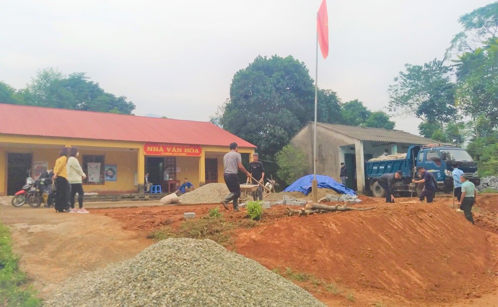 Trao tặng 15 tấn xi măng cho nhân dân thôn Vĩ Kẽm, xã Quang Kim ảnh 2