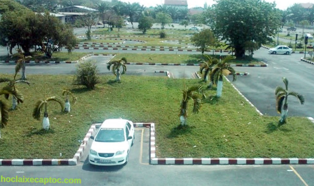 Bãi tập sa hình học lái xe ô tô.