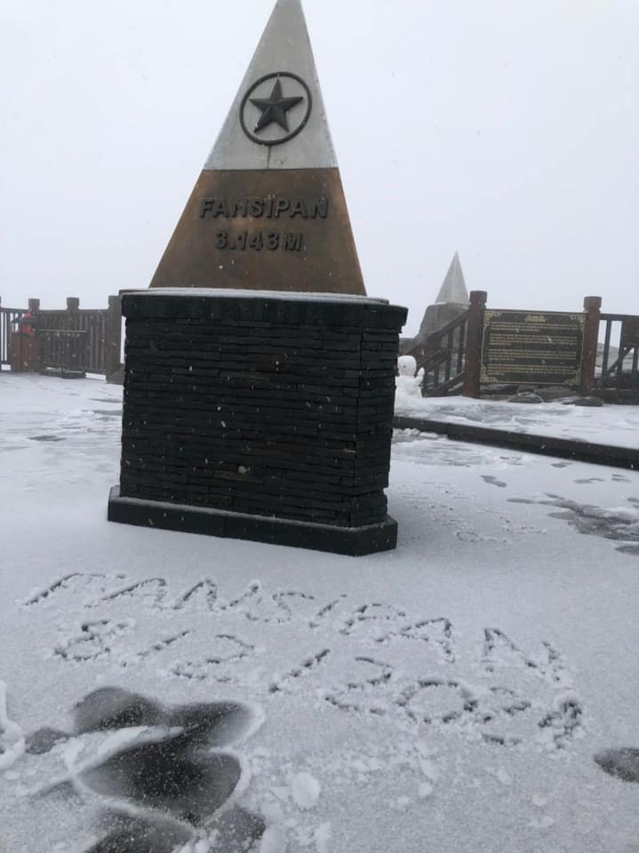 Tuyết phủ trắng đỉnh Fansipan sáng 8/2.