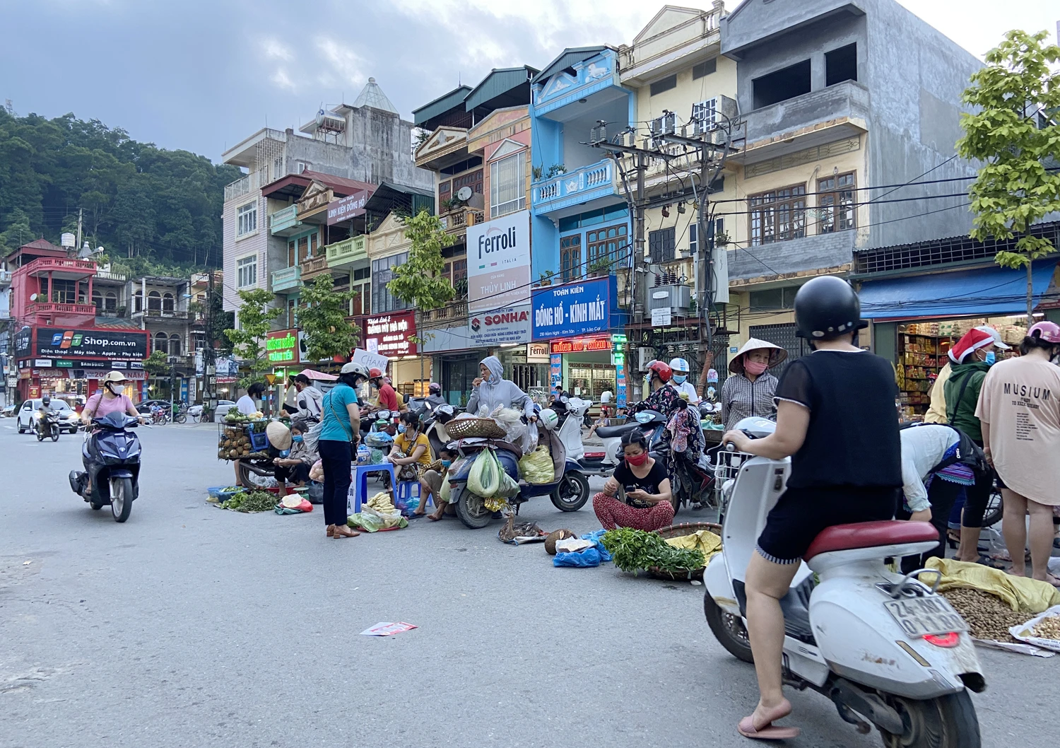 Chợ Kim Tân: Người bán hàng tràn cả ra đường gây cản trở giao thông ảnh 4