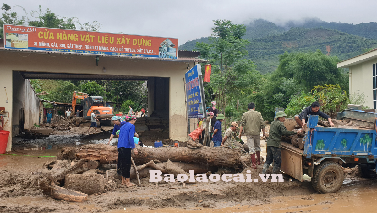Trận lũ ống lịch sử từ thượng nguồn suối Nậm Liệp đổ về xã Minh Lương gây nhiều thiệt hại về người và tài sản. Thôn Minh Hạ 1, xã Minh Lương tan hoang sau trận lũ dữ. 25 nhà dân bị lũ tràn qua gây hư hỏng nhiều tài sản. Những cây gỗ lớn từ trên rừng bị lũ cuốn xuống phóng thẳng vào một hộ dân gây hư hỏng nhà cửa. Nhiều diện tích lúa xuân hè bị vùi lấp hoàn toàn. Lực lượng dân quân hỗ trợ người dân khắc phục hậu quả mưa lũ. Các địa phương lân cận vẫn tiếp tục điều động dân quân đến xã Minh Lương hỗ trợ nhân dân khắc phục hậu quả mưa lũ. Người dân Minh Lương vẫn chưa hết bàng hoàng sau trận lũ dữ.