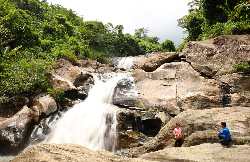Thác Nậm Chạc phù hợp với những chuyến dã ngoại. Ảnh: TL