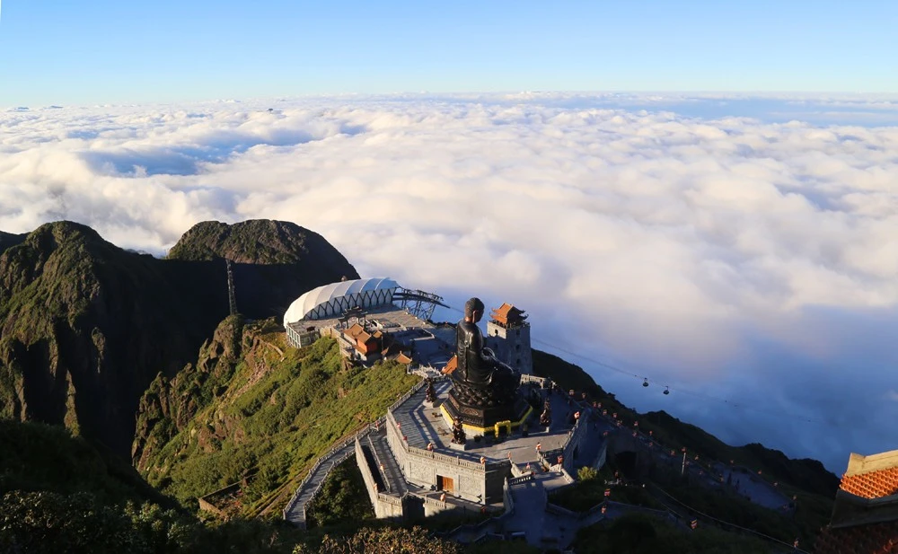 Đại tượng Phật A Di Đà trên đỉnh Fansipan là bức tượng Phật bằng đồng lớn nhất Việt Nam và đạt 2 kỷ lục châu Á. Đại tượng Phật A Di Đà trên đỉnh Fansipan là bức tượng Phật bằng đồng lớn nhất Việt Nam và đạt 2 kỷ lục châu Á.