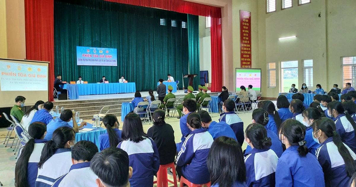 Hơn 500 học sinh tham dự phiên tòa giả định tuyên truyền về an toàn giao thông ảnh 1