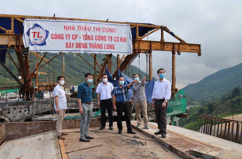 Trên công trường đường nối cao tốc Nội Bài - Lào Cai đi Sa Pa ảnh 5