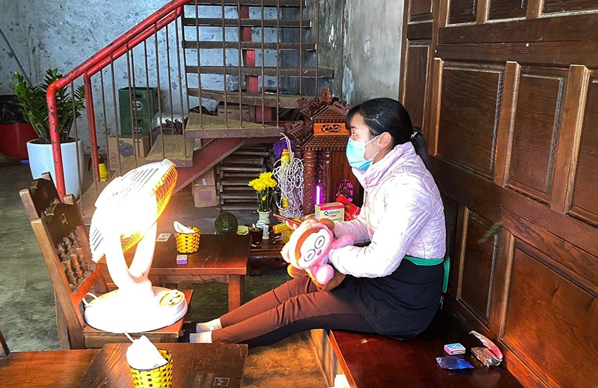 Nền nhiệt giảm sâu cùng với sương mù dày đặc bao phủ trung tâm thị xã Sa Pa. Sương mù dày đặc vào buổi sáng khiến tầm nhìn bị hạn chế. Tiết trời lạnh giá, người dân hạn chế ra đường. Người dân dùng nhiều cách chống rét khi lưu thông trên đường. Những bếp sưởi nhỏ được sử dụng nhiều ở các hàng quán. Nhiều người sử dụng quạt sưởi bằng điện. Người Sa Pa đã quen với nền nhiệt lạnh giá, nên luôn biết cách bảo vệ sức khỏe bản thân và gia đình. Nhịp sống lao động vẫn diễn ra trong giá rét.