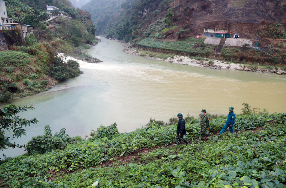 Cán bộ chốt 170 (3) tuần tra ở ngã ba sông.