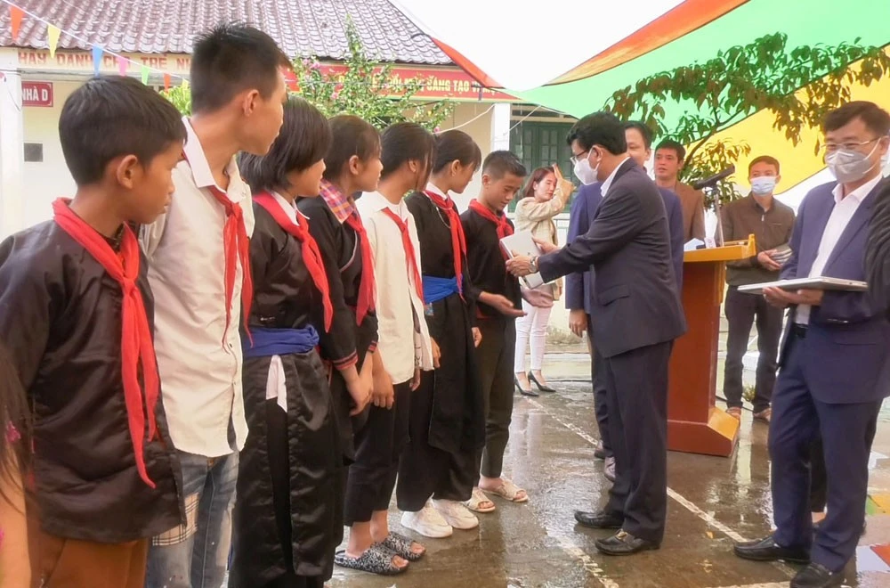 Đồng chí Đặng Xuân Phong, Bí thư Tỉnh ủy, Trưởng Đoàn đại biểu Quốc hội tỉnh trao máy tính cho các em học sinh.