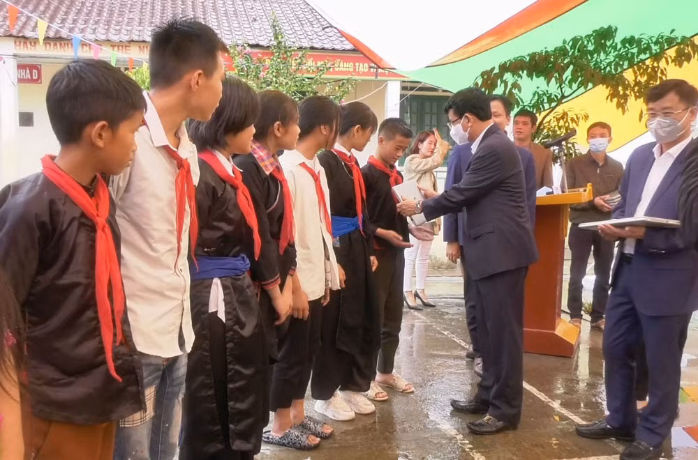 Đồng chí Đặng Xuân Phong, Bí thư Tỉnh ủy, Trưởng Đoàn đại biểu Quốc hội tỉnh trao máy tính cho các em học sinh.