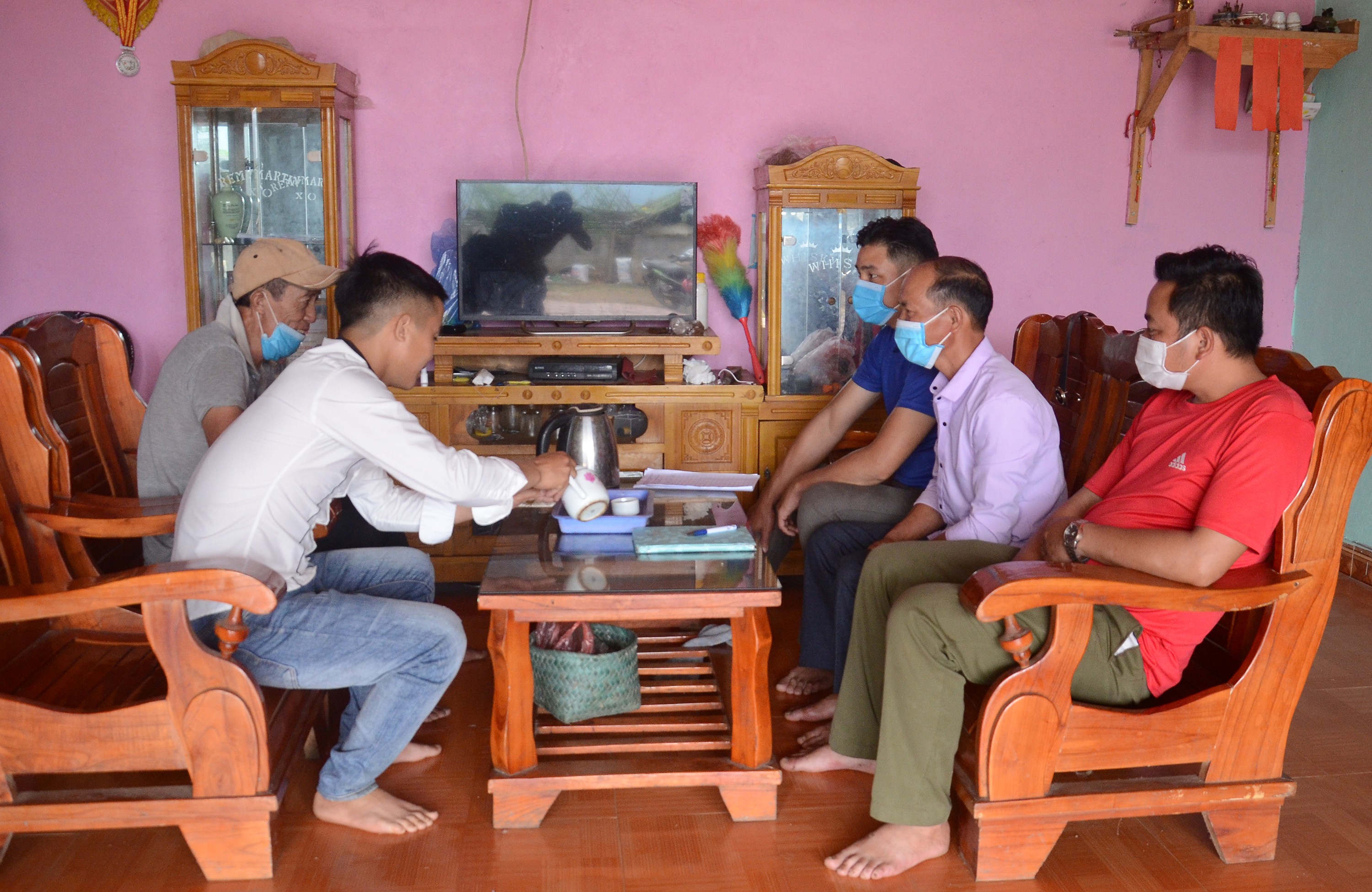 Đẩy mạnh tuyên truyền tới từng hộ dân để thay đổi phương thức canh tác và phát triển kinh tế hộ.