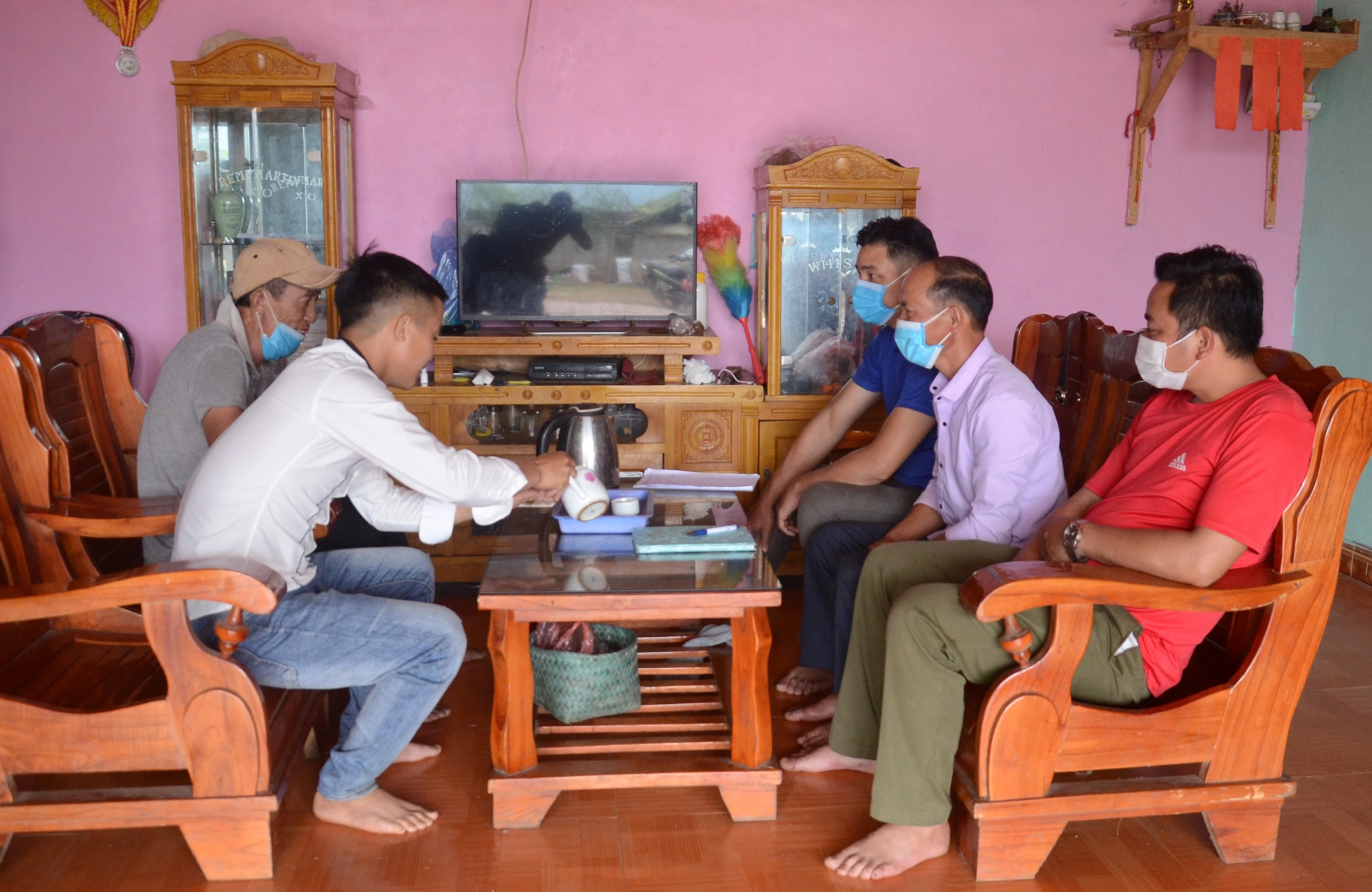 Đẩy mạnh tuyên truyền tới từng hộ dân để thay đổi phương thức canh tác và phát triển kinh tế hộ.