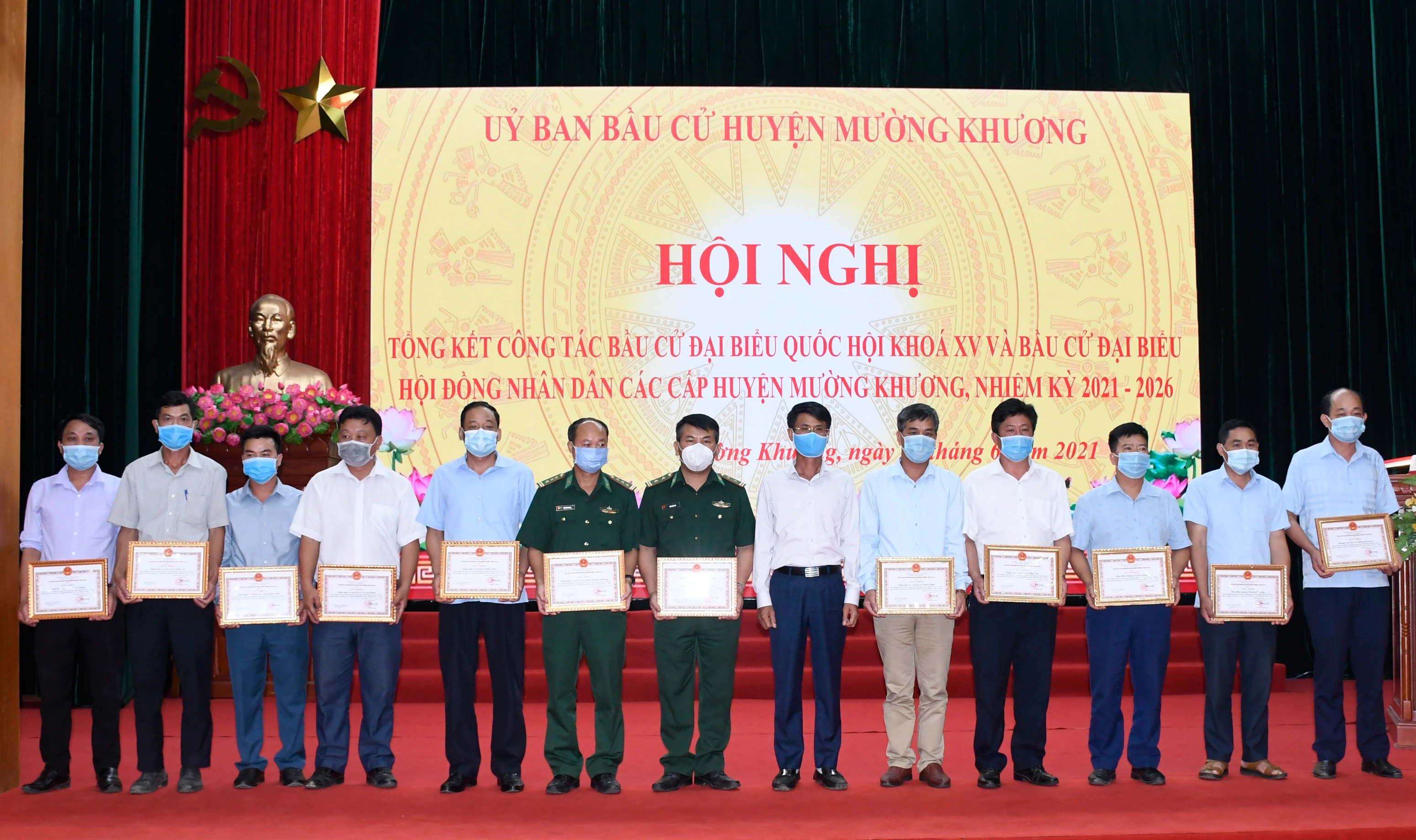 Tặng Giấy khen của Chủ tịch UBND huyện Mường Khương cho các tập thể, cá nhân.