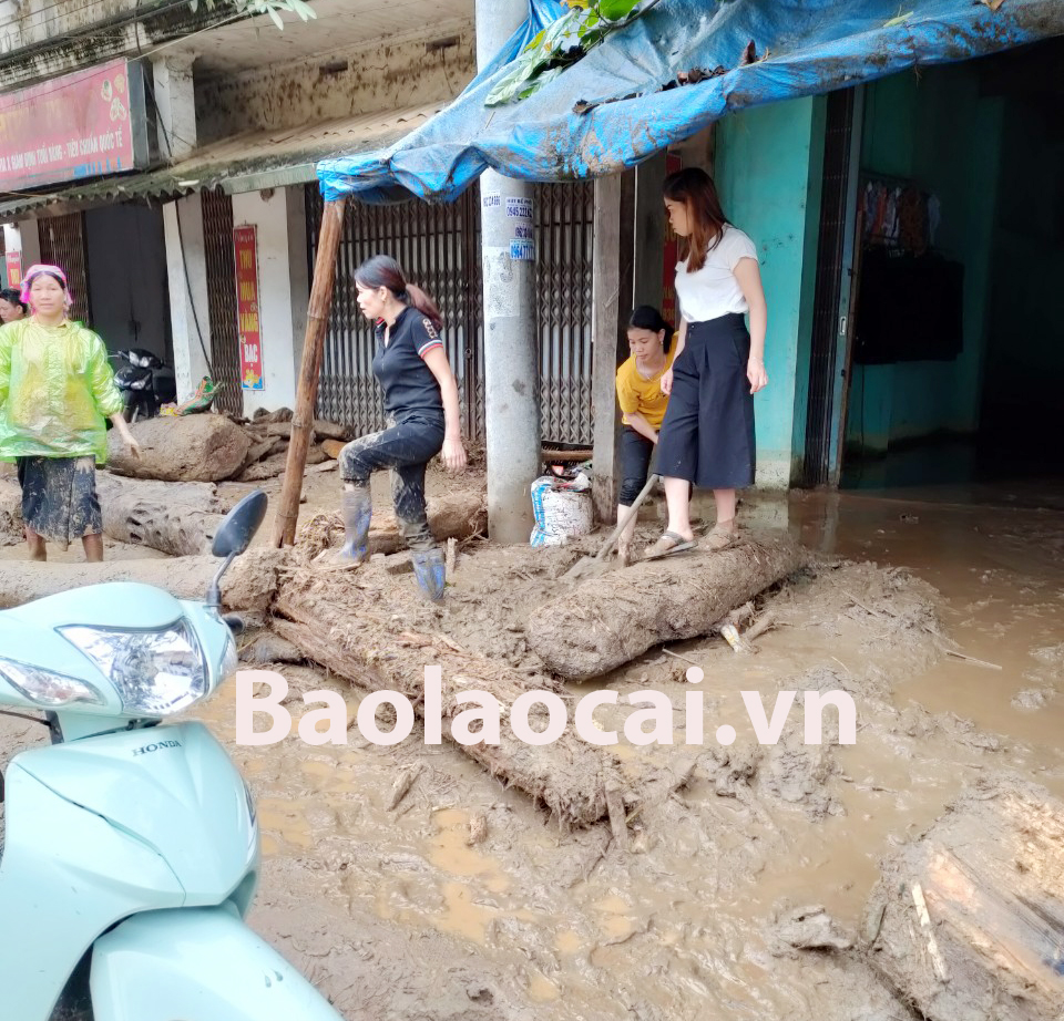 Lũ ống làm hư hỏng 25 nhà dân xã Minh Lương. Lũ ống khiến Quốc lộ 279, đoạn qua xã Minh Lương bị chia cắt hoàn toàn.