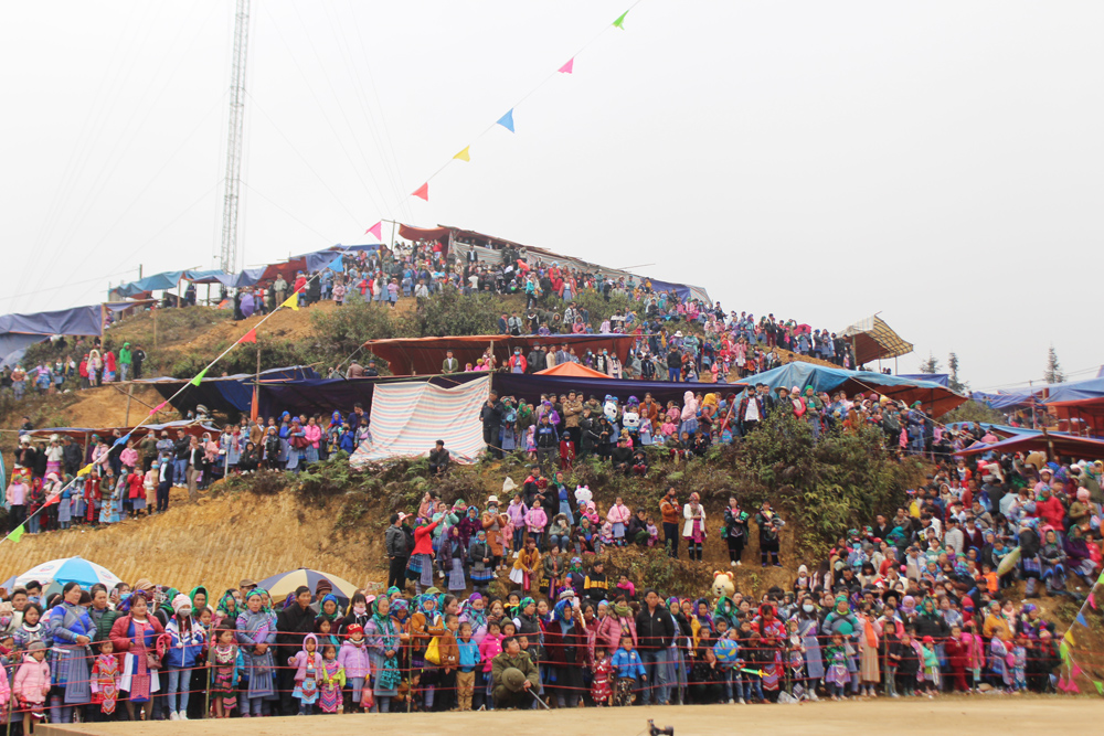Lễ hội Gầu tào được tổ chức hằng năm thu hút người dân và du khách. (Ảnh chụp Lễ hội Gầu tào tại xã Pha Long tháng 1/2020). Lễ hội Gầu tào được tổ chức hằng năm thu hút người dân và du khách. (Ảnh chụp Lễ hội Gầu tào tại xã Pha Long tháng 1/2020).
