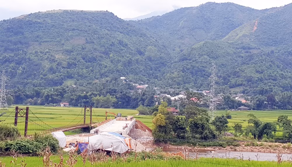 Hệ thống giao thông liên thôn trên địa bàn xã vẫn đang được hoàn thiện.