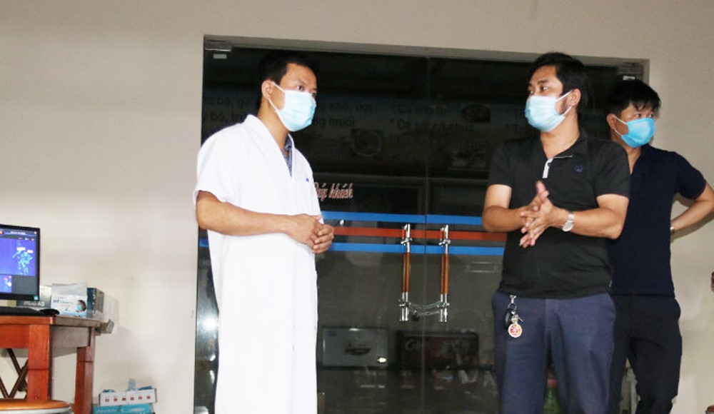 Anh Trần Trung Kiên hướng dẫn người dân khai báo y tế tại Chốt kiểm soát dịch Km237, đường cao tốc Nội Bài - Lào Cai.