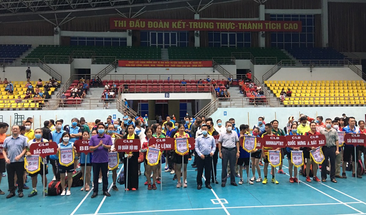 250 vận động viên tham gia Giải cầu lông - bóng bàn trung, cao tuổi tỉnh Lào Cai năm 2021 ảnh 1