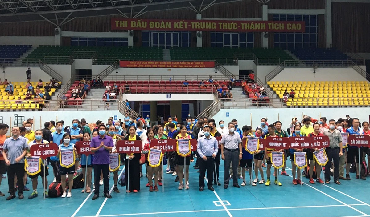 250 vận động viên tham gia Giải cầu lông - bóng bàn trung, cao tuổi tỉnh Lào Cai năm 2021 ảnh 1