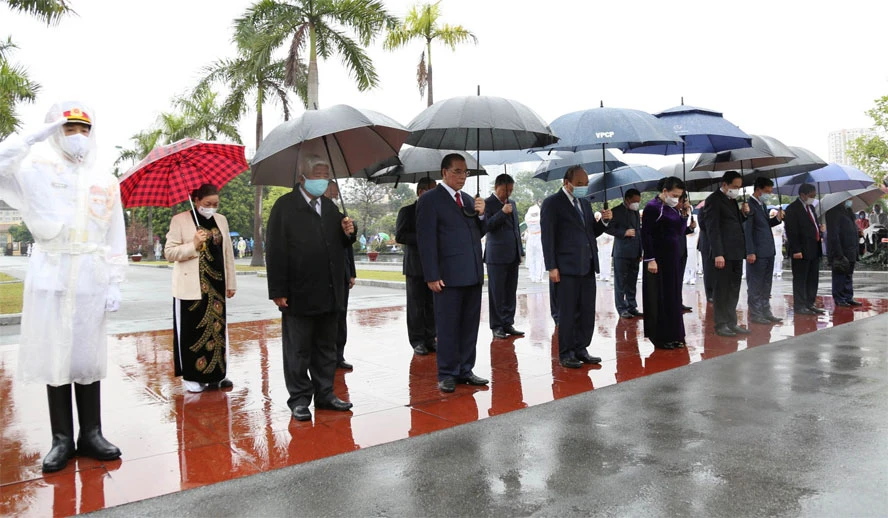 Lãnh đạo Đảng, Nhà nước viếng Chủ tịch Hồ Chí Minh và tưởng niệm các Anh hùng liệt sĩ ảnh 4 Lãnh đạo Đảng, Nhà nước viếng Chủ tịch Hồ Chí Minh và tưởng niệm các Anh hùng liệt sĩ ảnh 4