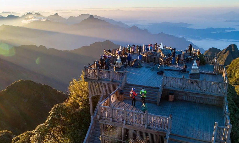 Ngày mới trên đỉnh Fansipan. Ngày mới trên đỉnh Fansipan.