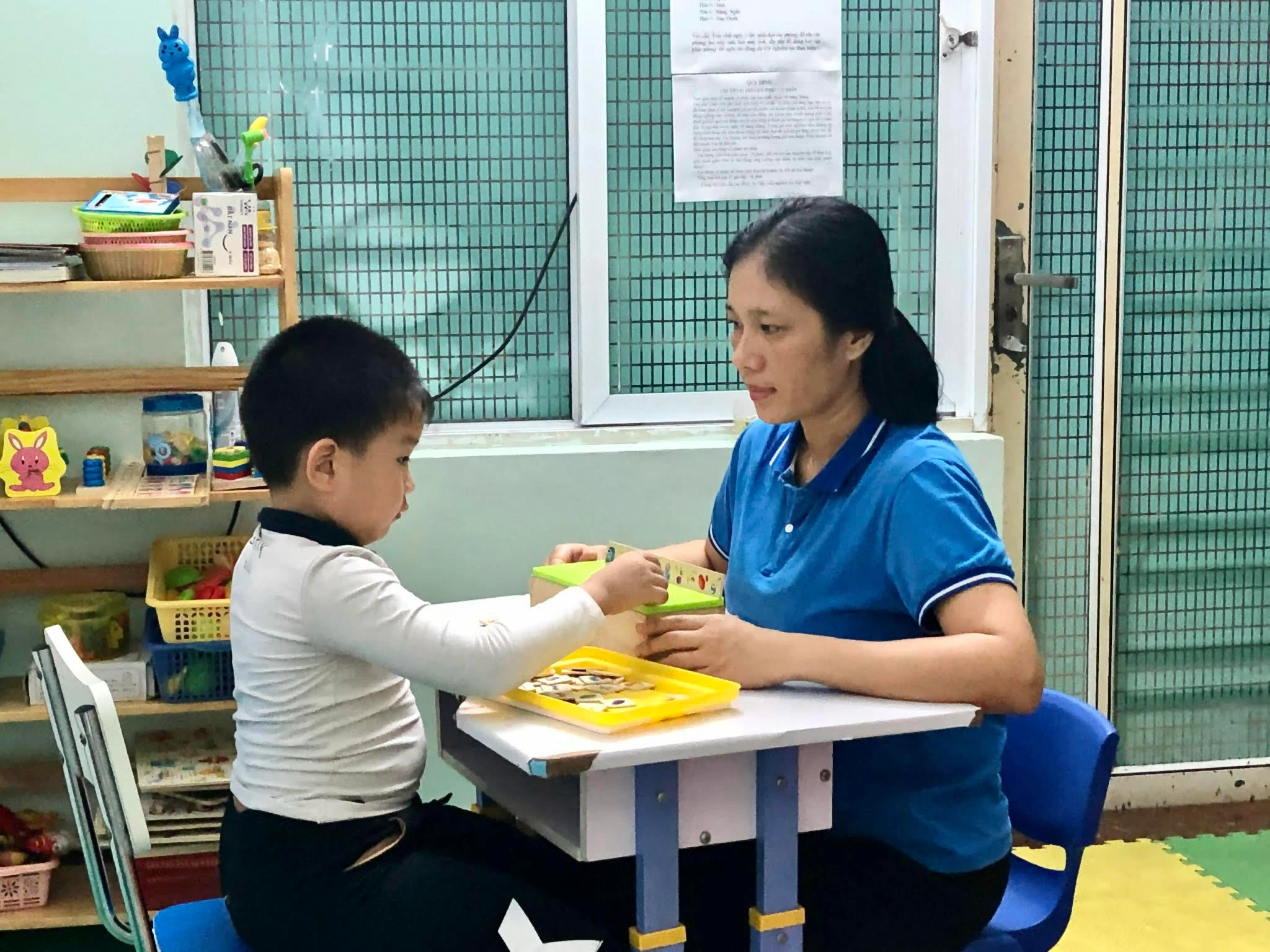 Chị Hoàng Thị Nguyệt Anh, Giám đốc trung tâm trực tiếp lên lớp giảng dạy.