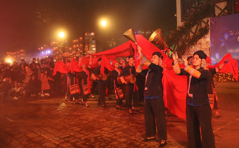 Lễ cưới của người Dao đỏ được tái hiện trong Sản phẩm tái hiện “Chợ tình Sa Pa”.