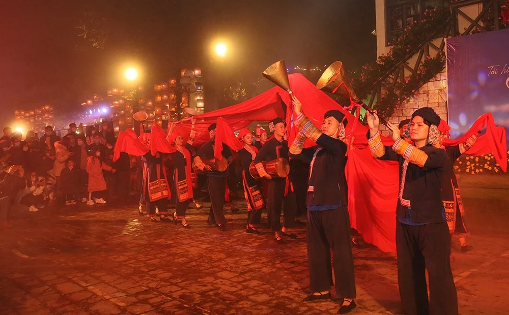 Lễ cưới của người Dao đỏ được tái hiện trong Sản phẩm tái hiện “Chợ tình Sa Pa”.