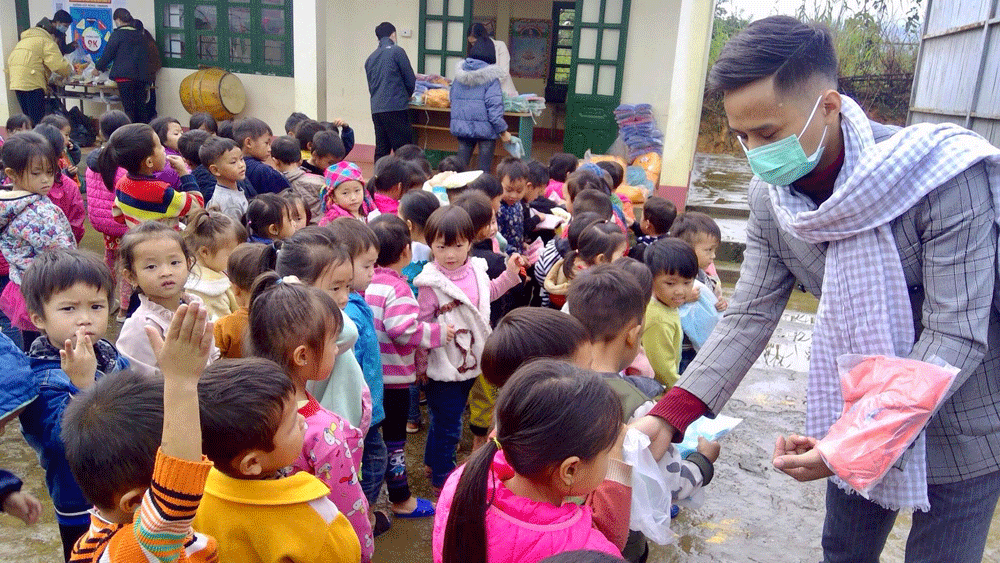 Tặng quà học sinh có hoàn cảnh khó khăn.