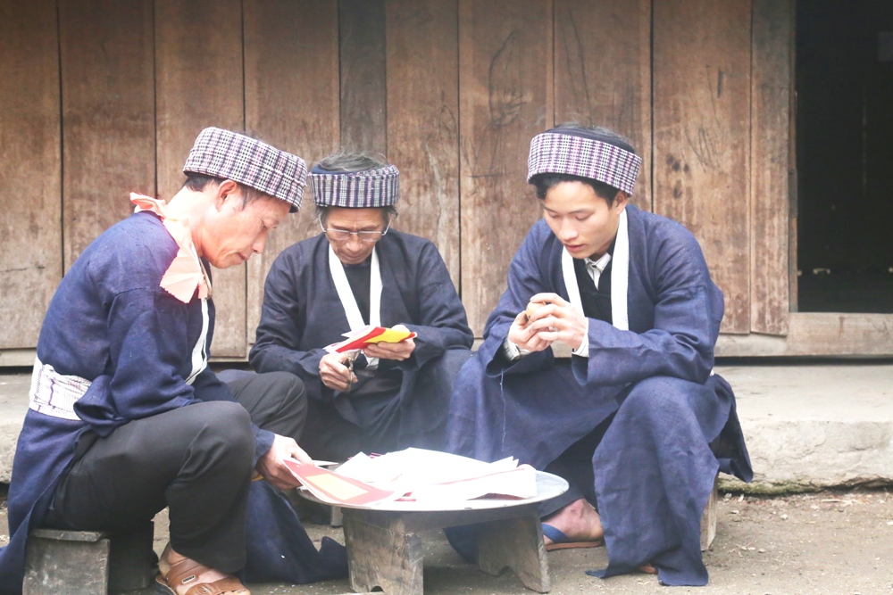 Để chuẩn bị cho nghi lễ gọi hồn về ăn tết, gia chủ cùng con cháu trong gia đình cắt giấy, dán giấy bùa và vẽ trứng để chuẩn bị làm lễ. Người Mông xanh vẽ lên quả trứng làm lễ hình kho thóc, bồ thóc, con trâu, gà, vịt, đồng bạc, cây lanh, hình người để tượng trưng cho hồn lúa, vải chàm, con người, nông sản, tiền, gia súc, gia cầm… Chủ nhà làm lễ khấn gọi hồn về ăn tết với mâm lễ đơn giản gồm rổ gạo nếp, trứng đã vẽ và giấy bùa đặt ở gian chính giữa nhà. Sau khi khấn gọi hồn xong, gia chủ dán giấy bùa lên bàn thờ tổ tiên, cửa chính nhà ở để làm mới ngôi nhà cầu mong năm mới may mắn, thuận lợi. Dán giấy bùa lên nông cụ để “gọi hồn” nông cụ về ăn tết sau một năm gắn bó với con người, để năm mới tiếp tục lên nương, xuống ruộng lao động. Dán giấy bùa lên chuồng gà cầu mong trong năm mới gà đẻ nhiều trứng, không dịch bệnh và chóng lớn. Sau khi làm lễ gọi hồn xong, gạo nếp được đem xôi lên để cả nhà cùng ăn trong đêm ba mươi tết. Trong ngày 30 tết, người Mông xanh còn giã bánh giày để cúng tổ tiên và cùng nhau đón tết đầm ấm, sum vầy.