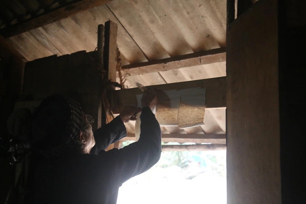 Để chuẩn bị cho nghi lễ gọi hồn về ăn tết, gia chủ cùng con cháu trong gia đình cắt giấy, dán giấy bùa và vẽ trứng để chuẩn bị làm lễ. Người Mông xanh vẽ lên quả trứng làm lễ hình kho thóc, bồ thóc, con trâu, gà, vịt, đồng bạc, cây lanh, hình người để tượng trưng cho hồn lúa, vải chàm, con người, nông sản, tiền, gia súc, gia cầm… Chủ nhà làm lễ khấn gọi hồn về ăn tết với mâm lễ đơn giản gồm rổ gạo nếp, trứng đã vẽ và giấy bùa đặt ở gian chính giữa nhà. Sau khi khấn gọi hồn xong, gia chủ dán giấy bùa lên bàn thờ tổ tiên, cửa chính nhà ở để làm mới ngôi nhà cầu mong năm mới may mắn, thuận lợi. Dán giấy bùa lên nông cụ để “gọi hồn” nông cụ về ăn tết sau một năm gắn bó với con người, để năm mới tiếp tục lên nương, xuống ruộng lao động. Dán giấy bùa lên chuồng gà cầu mong trong năm mới gà đẻ nhiều trứng, không dịch bệnh và chóng lớn. Sau khi làm lễ gọi hồn xong, gạo nếp được đem xôi lên để cả nhà cùng ăn trong đêm ba mươi tết. Trong ngày 30 tết, người Mông xanh còn giã bánh giày để cúng tổ tiên và cùng nhau đón tết đầm ấm, sum vầy. Để chuẩn bị cho nghi lễ gọi hồn về ăn tết, gia chủ cùng con cháu trong gia đình cắt giấy, dán giấy bùa và vẽ trứng để chuẩn bị làm lễ. Người Mông xanh vẽ lên quả trứng làm lễ hình kho thóc, bồ thóc, con trâu, gà, vịt, đồng bạc, cây lanh, hình người để tượng trưng cho hồn lúa, vải chàm, con người, nông sản, tiền, gia súc, gia cầm… Chủ nhà làm lễ khấn gọi hồn về ăn tết với mâm lễ đơn giản gồm rổ gạo nếp, trứng đã vẽ và giấy bùa đặt ở gian chính giữa nhà. Sau khi khấn gọi hồn xong, gia chủ dán giấy bùa lên bàn thờ tổ tiên, cửa chính nhà ở để làm mới ngôi nhà cầu mong năm mới may mắn, thuận lợi. Dán giấy bùa lên nông cụ để “gọi hồn” nông cụ về ăn tết sau một năm gắn bó với con người, để năm mới tiếp tục lên nương, xuống ruộng lao động. Dán giấy bùa lên chuồng gà cầu mong trong năm mới gà đẻ nhiều trứng, không dịch bệnh và chóng lớn. Sau khi làm lễ gọi hồn xong, gạo nếp được đem xôi lên để cả nhà cùng ăn trong đêm ba mươi tết. Trong ngày 30 tết, người Mông xanh còn giã bánh giày để cúng tổ tiên và cùng nhau đón tết đầm ấm, sum vầy.