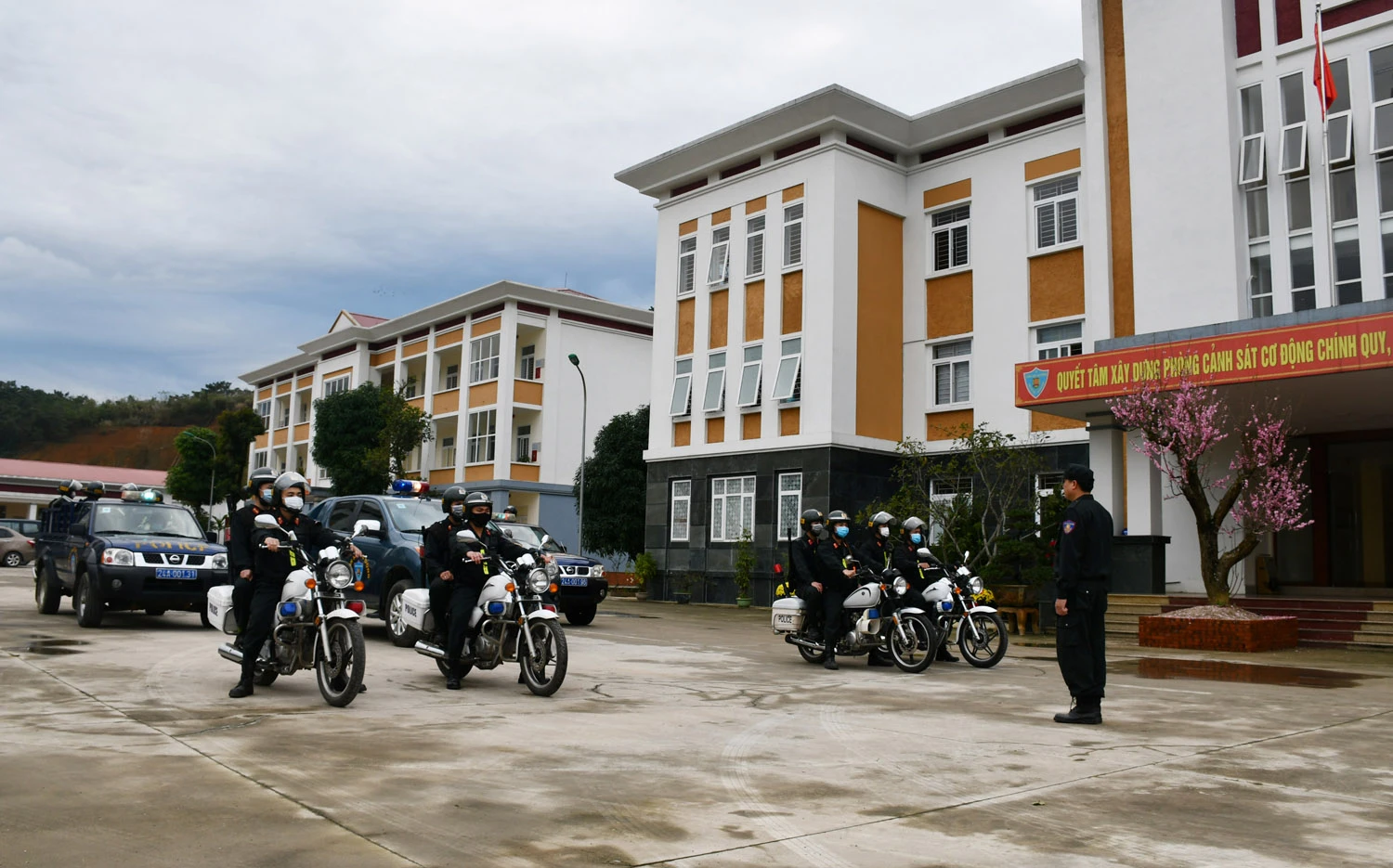 Quán triệt nhiệm vụ trước giờ lên đường tuần tra.