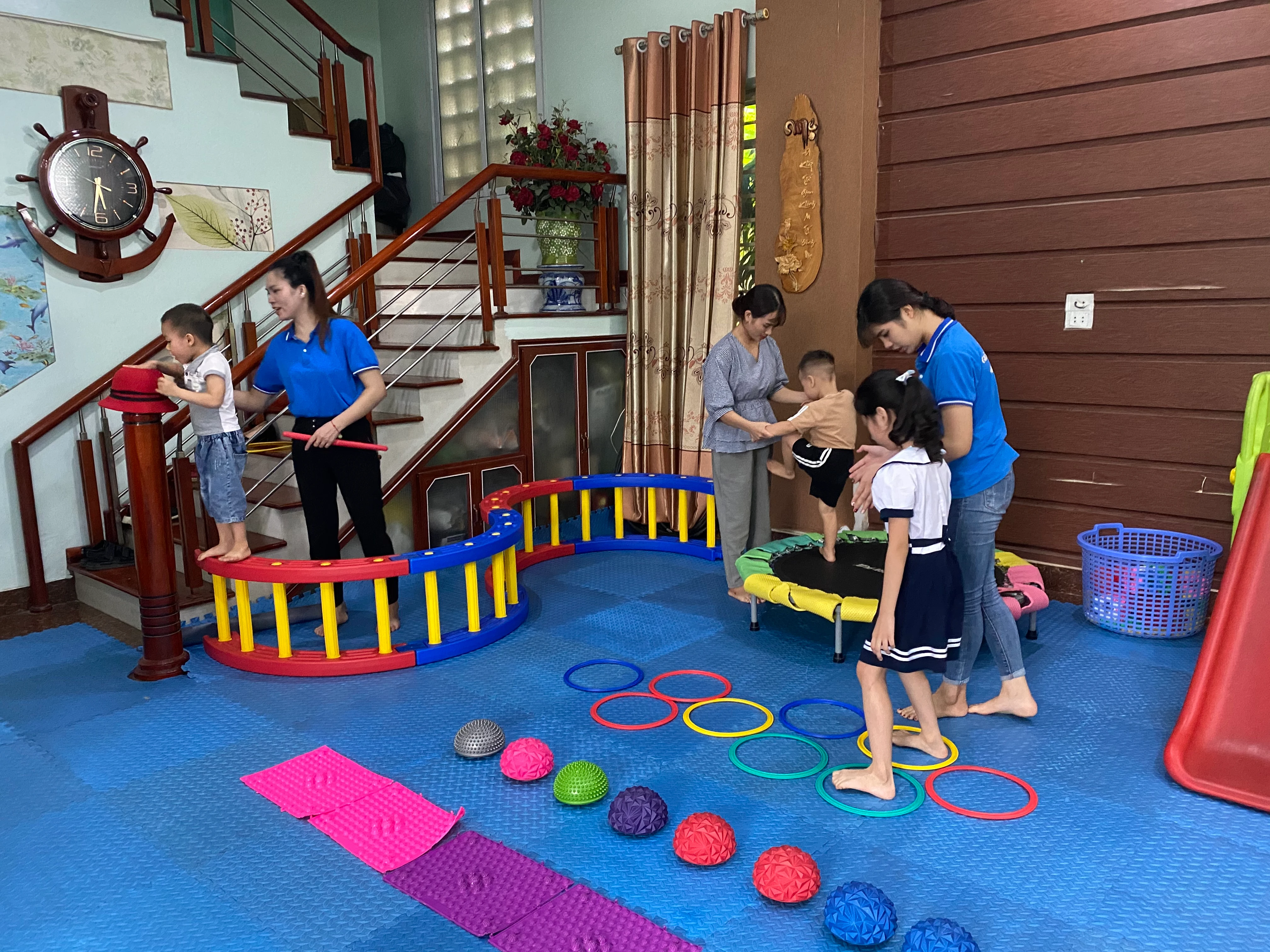 Giáo viên can thiệp, trị liệu và hỗ trợ hòa nhập cho trẻ ở trung tâm