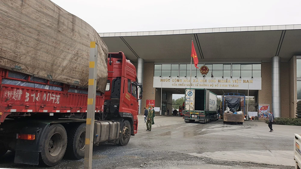 Từ 1/8, xe ô tô vận chuyển các loại hàng hóa xuất, nhập khẩu tại các cửa khẩu sẽ được giảm mức thu phí.