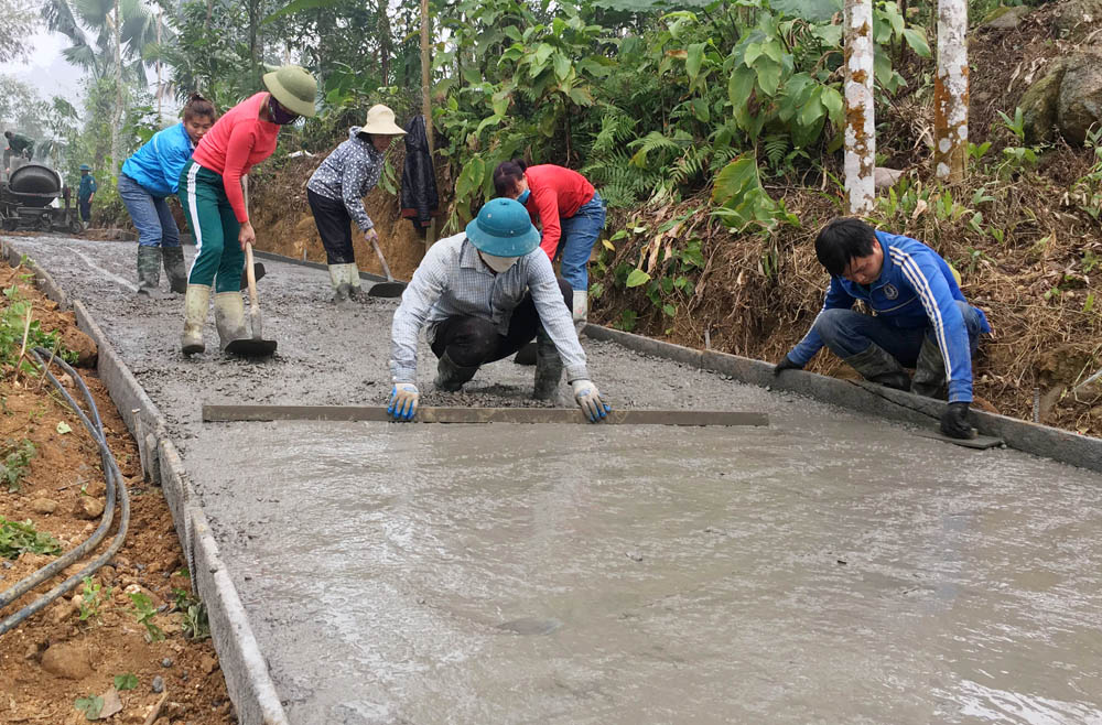 Đảng viên Chi bộ Pịt tham gia đổ bê tông đường lên sân đền Pịt. Ảnh: TL Đảng viên Chi bộ Pịt tham gia đổ bê tông đường lên sân đền Pịt. Ảnh: TL