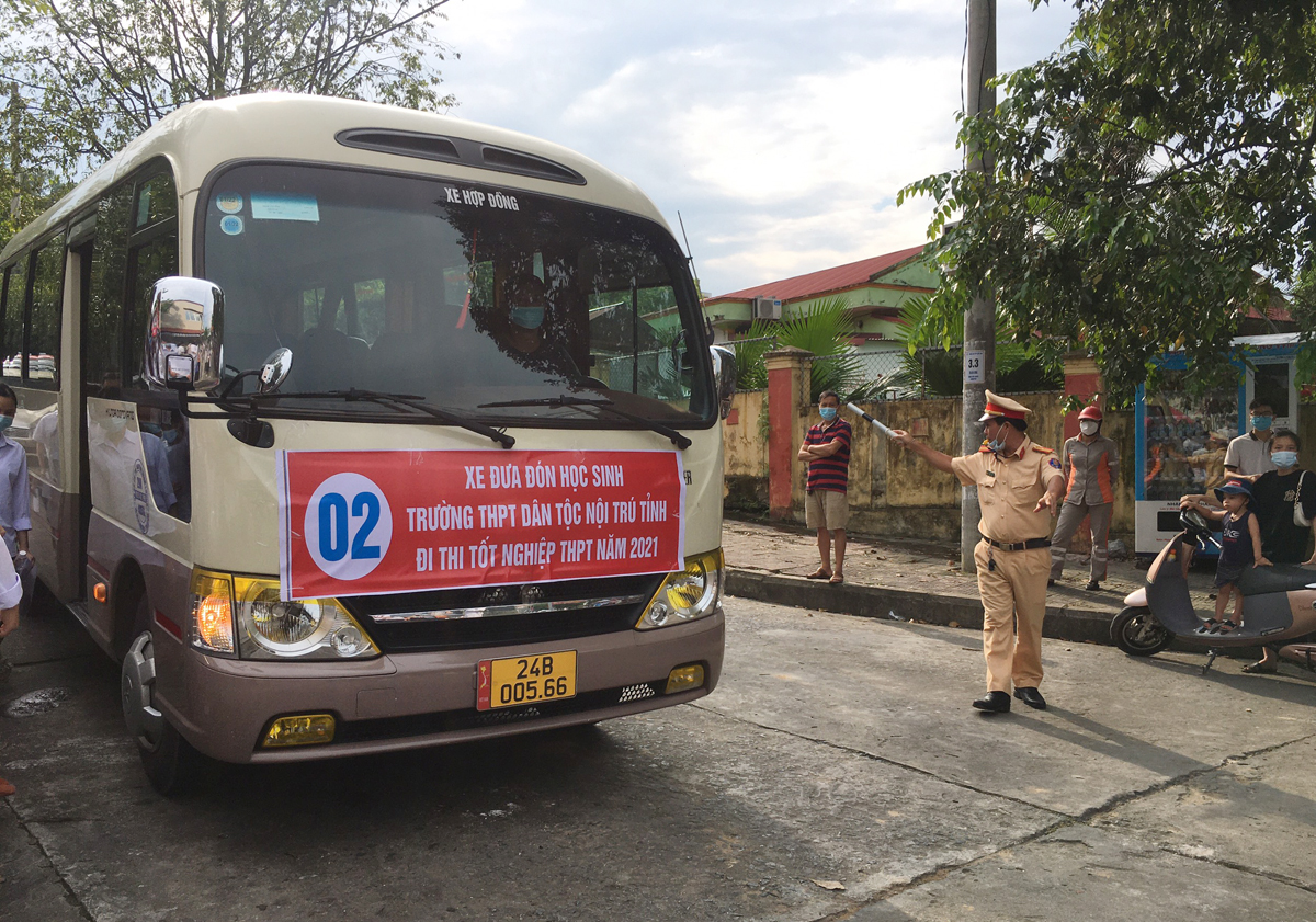 Lực lượng cảnh sát giao thông đảm bảo an toàn cho thí sinh khu vực cổng trường thi.